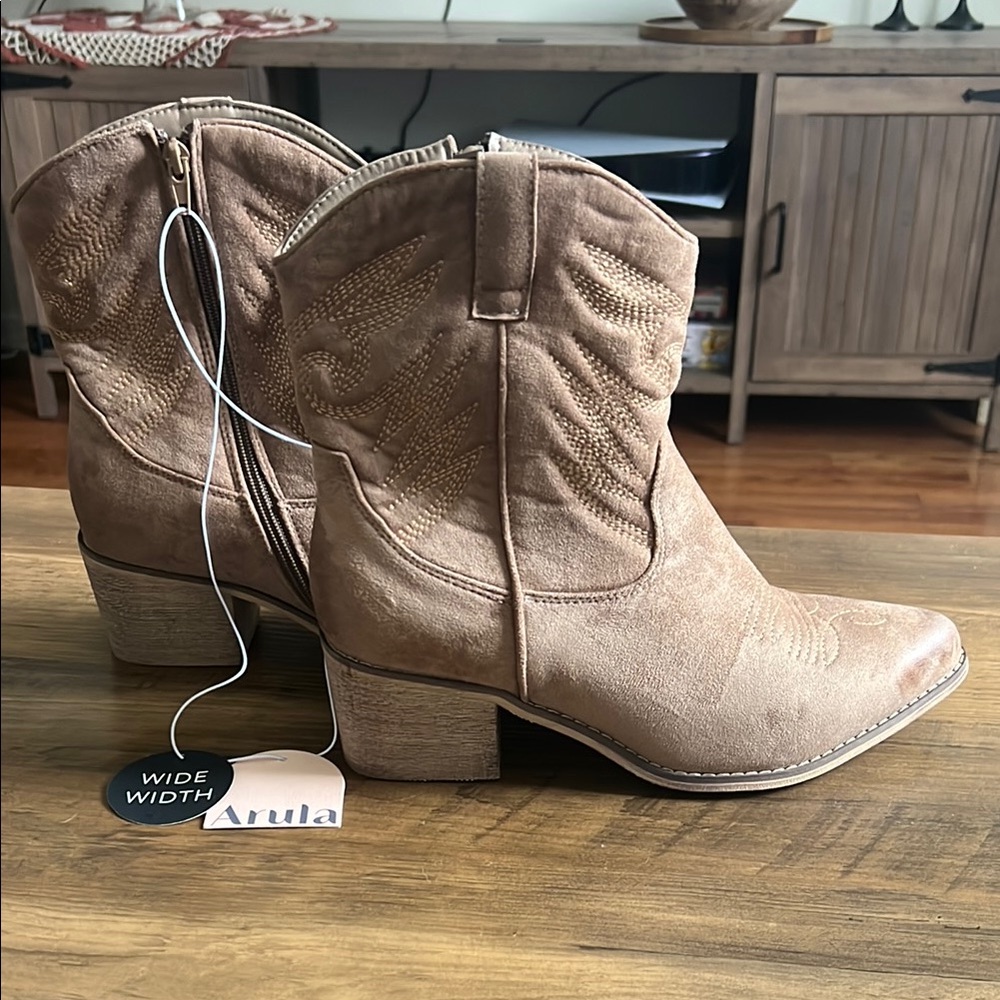 ARULA Tan Ankle Boots with Suede Elegance